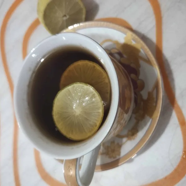 Terakhir beri potongan lemon dan siap disajikan.