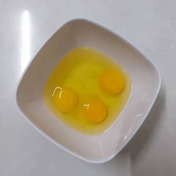 Pecahkan telur dalam mangkok.