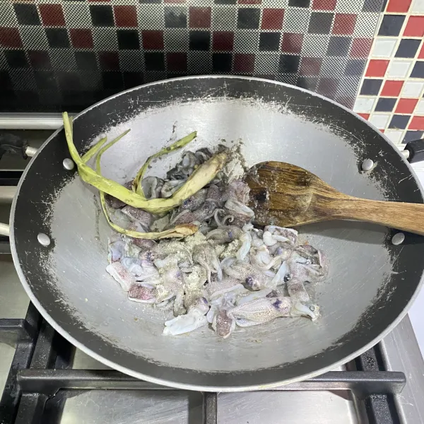 Beri garam dan kaldu bubuk.