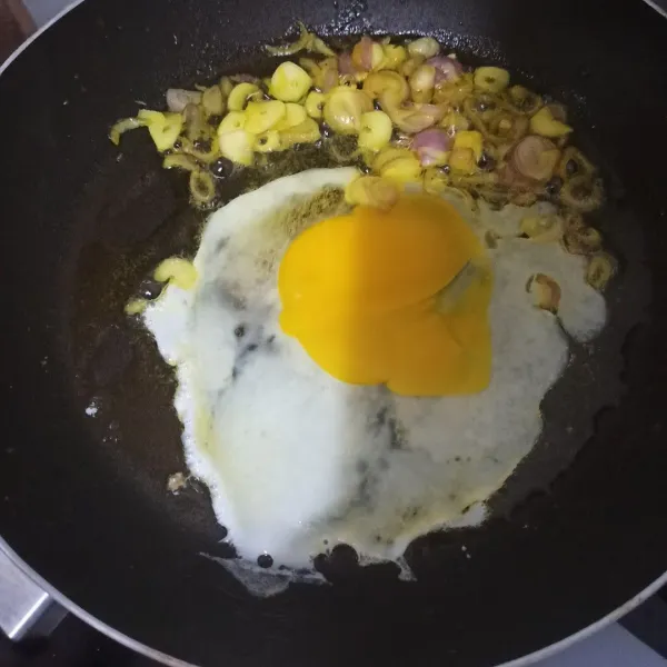Ceplok telur di atas tumisan bawang.