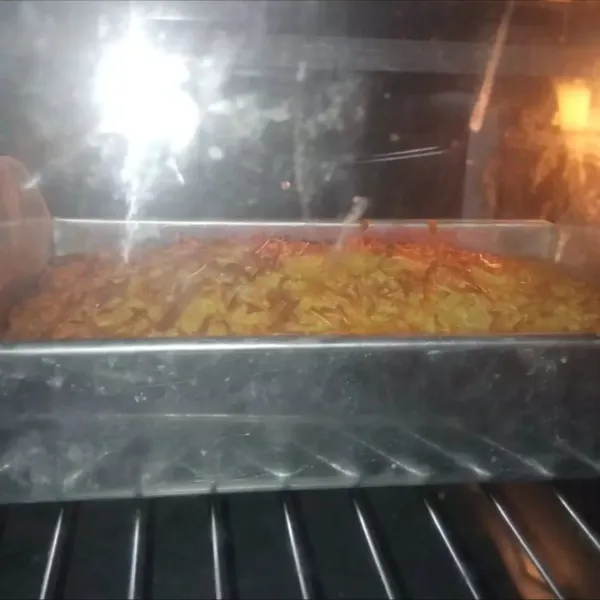 Panaskan oven, panggang bolu dengan suhu 175°C selama 45 menit. 
Tunggu agak dingin baru keluarkan dari loyang dan sajikan.