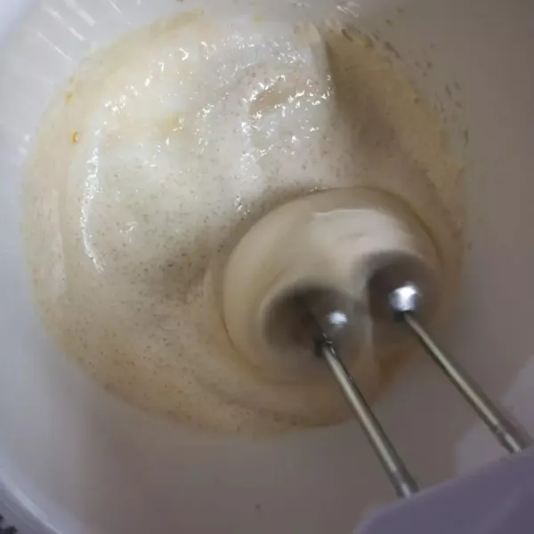 Mixer gula, sp dan telur hingga kental berjejak.
