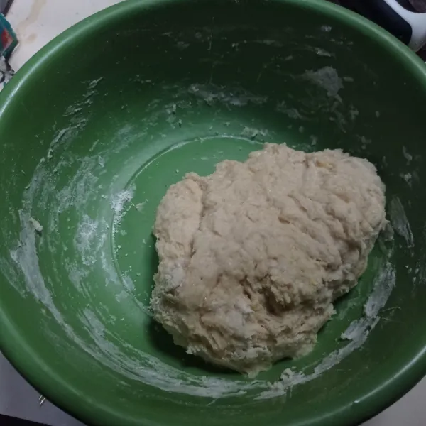 Tuang susu cair sedikit demi sedikit lalu uleni sampai setengah kalis.