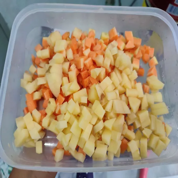 Cuci bersih kentang dan wortel kemudian potong dadu, sisihkan.