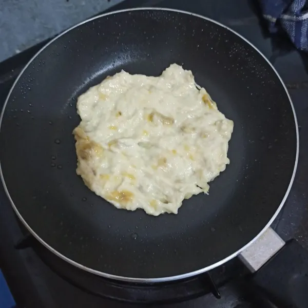 Panaskan teflon anti lengket. 
Olesi dengan sedikit minyak. 
Letakkan adonan, bentuk lingkaran, ratakan. 
Tunggu hingga berubah warna, balik. 
Lakukan hingga semua adonan habis.