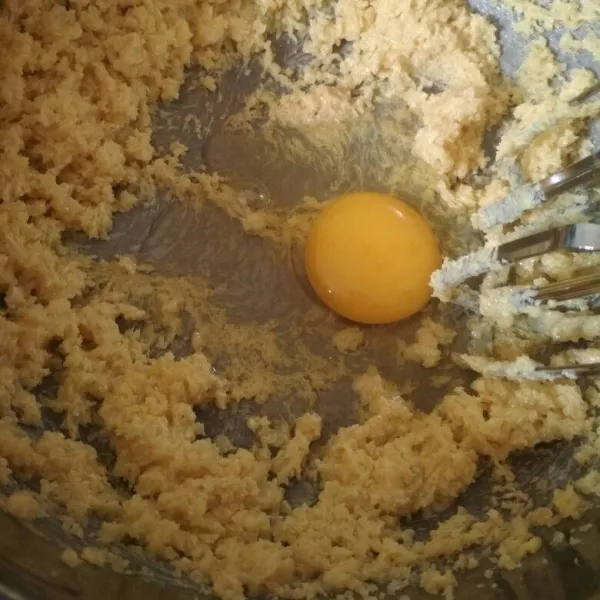 Tambahkan telur satu persatu sambil di mixer hingga mengembang