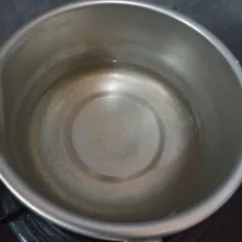 Tuang air ke panci, lalu didihkan.