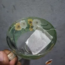 Letakkan kantong teh di gelas saji.