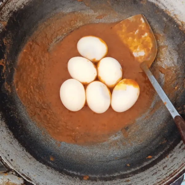 Masukkan air dan bumbui garam, kaldu bubuk gula merah dan air asam. Lalu masukkan telur aduk rata.