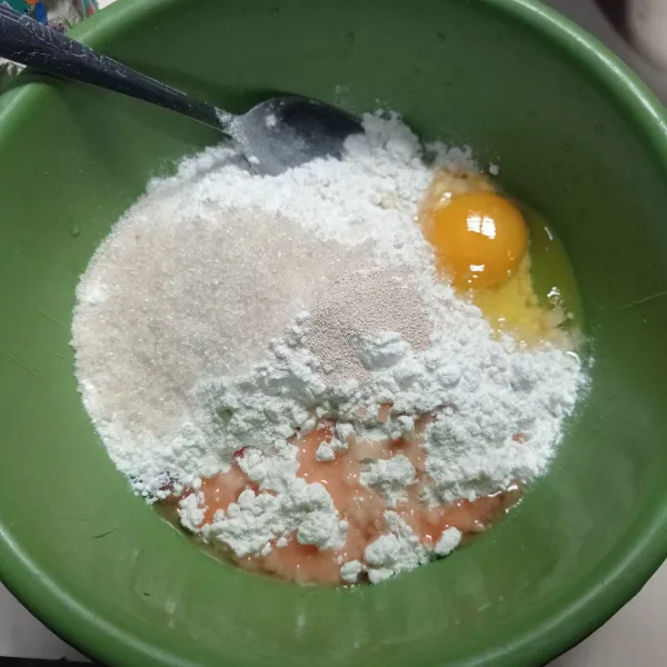 Masukan tepung terigu, telur, gula pasir, ragi instan dan madu ke dalam wadah.