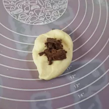 Bentuk bulatan, pipihkan, beri cokelat batang.