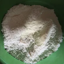 Campur semua bahan kering, kecuali garam. 
Aduk rata.