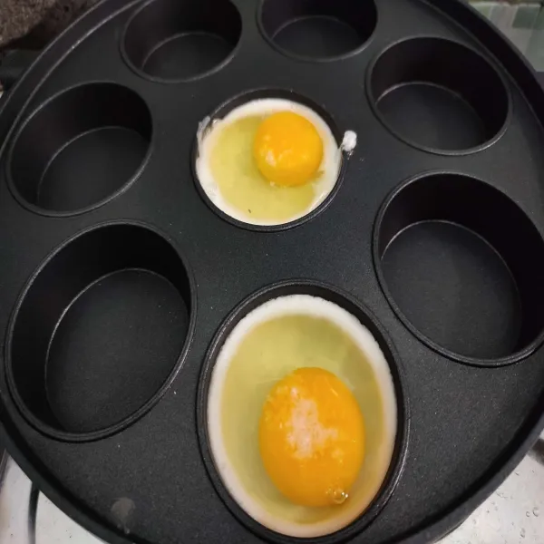 Masak telur ceplok di atas snack maker hingga matang, sisihkan.