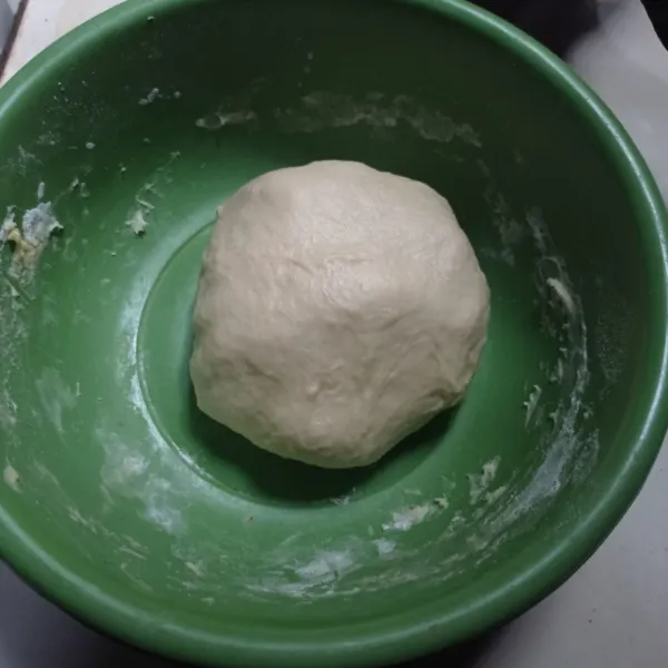 Masukkan margarin, uleni sampai kalis elastis.