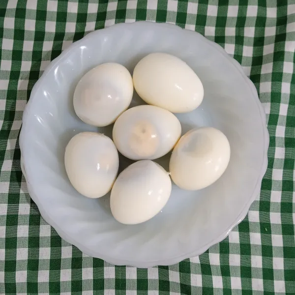 Rebus telur hingga matang (20 menit dari air mendidih), setelah matang tiriskan rendam air dingin. Kupas hingga bersih.