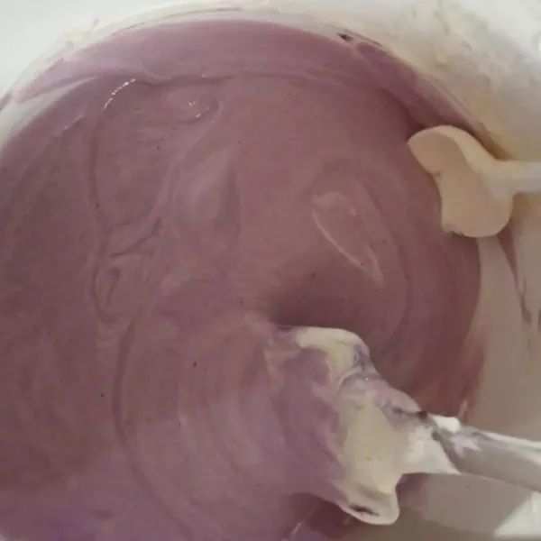 Masukkan tepung terigu dan vanili bubuk sedikit demi sedikit, mixer dengan kecepatan rendah hingga tercampur rata. 
Perlahan masukkan air sedikit demi sedikit sambil di mixer perlahan saja hingga tercampur rata. 
Beri pewarna makanan ungu, aduk balik.