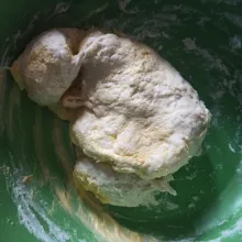 Tuang perlahan air, uleni sampai setengah kalis. 
Beri butter margarin dan garam. 
Uleni hingga kalis. 
Kemudian istirahatkan adonan sampai mengembang 2 kali.
