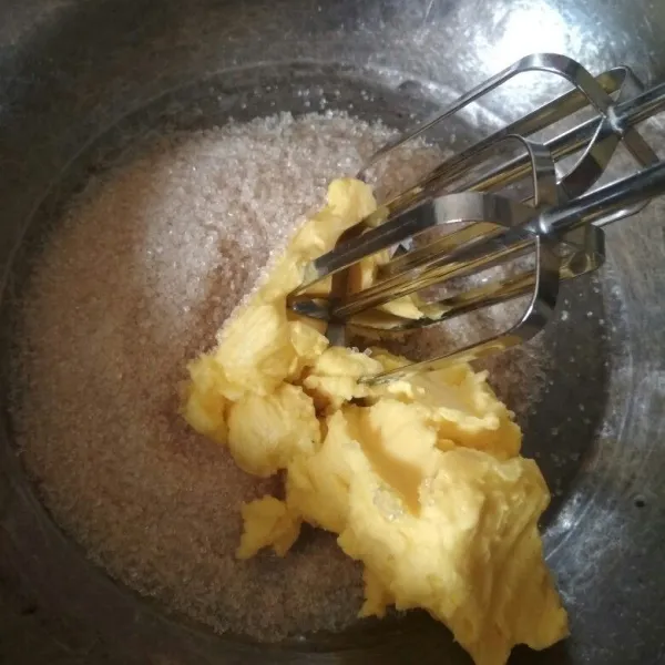 Dalam bowl mixer gula pasir dan margarin