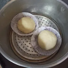 Panaskan kukusan, kukus bakpao selama 12 menit, angkat, tiriskan. 
Jika agak keriput permukaan bakpao, buka tutup kukusan sedikit setelah mengukus. 
Biarkan 2-3 menit, keluarkan bakpao.
Lakukan untuk semua bakpao, jangan lupa tutup kukusan alasi dengan kain.