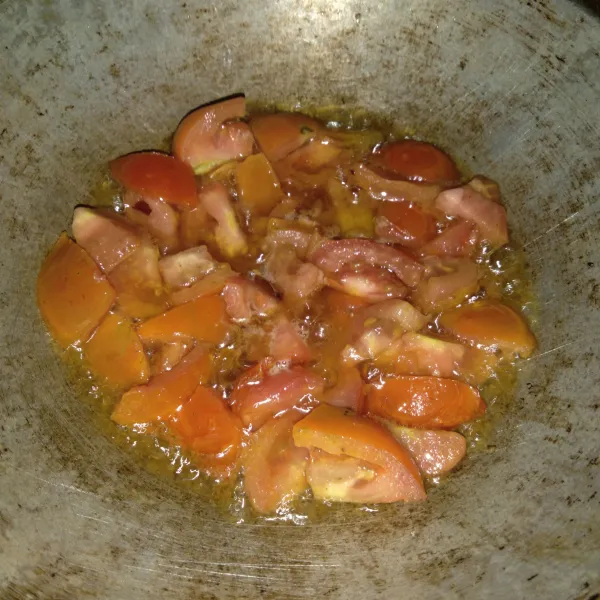 Goreng juga potongan tomat hingga matang.
Ulek bersama bahan yang diulek tadi.