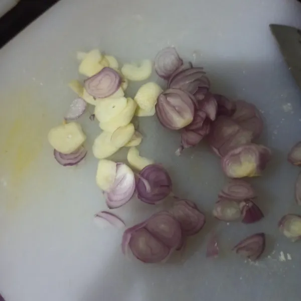 Siapkan bawang putih dan bawang merah iris.