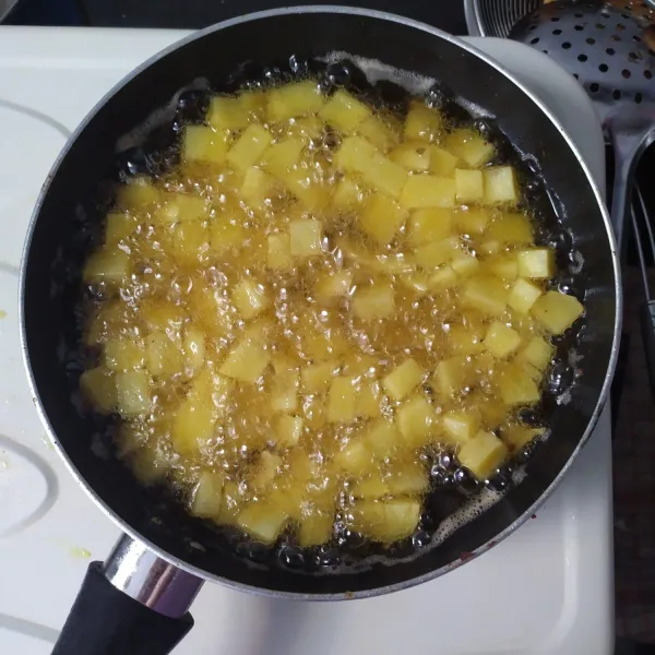 Kupas dn cuci bersih kentang, potong dadu lalu goreng hingga matang.