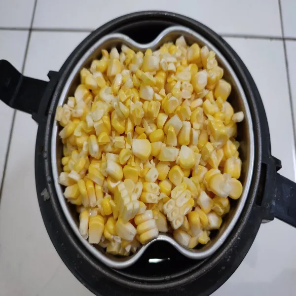 Pindahkan jagung ke dalam wadah, kukus dengan rice cooker atau boleh dengan kukusan biasa.
