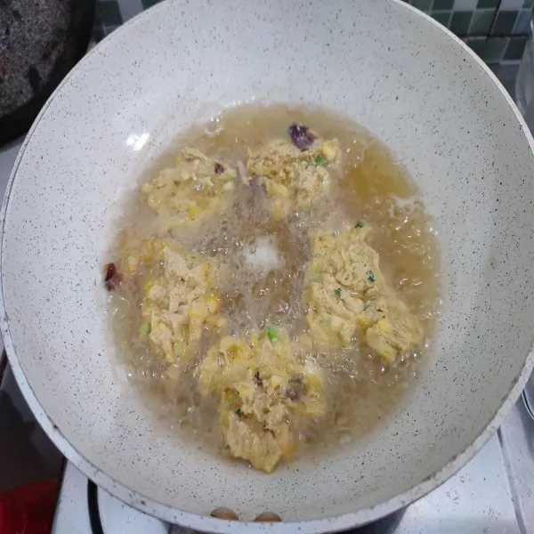Panaskan minyak goreng, ambil 1 sdm adonan, lalu goreng dalam minyak panas hingga golden brown.