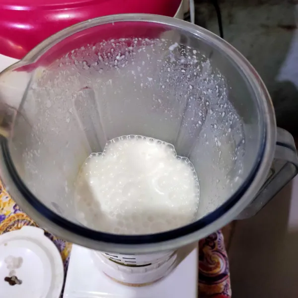 Bleder susu cair, keju parut, dan susu kental manis hingga keju halus dan tercampur rata.