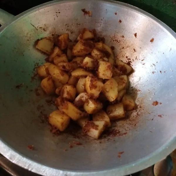 Masukkan kentang. 
Aduk rata kembali. 
Setelah matang, angkat dan dinginkan. 
Lalu tusuk dengan tusukan sate dan siap disajikan.