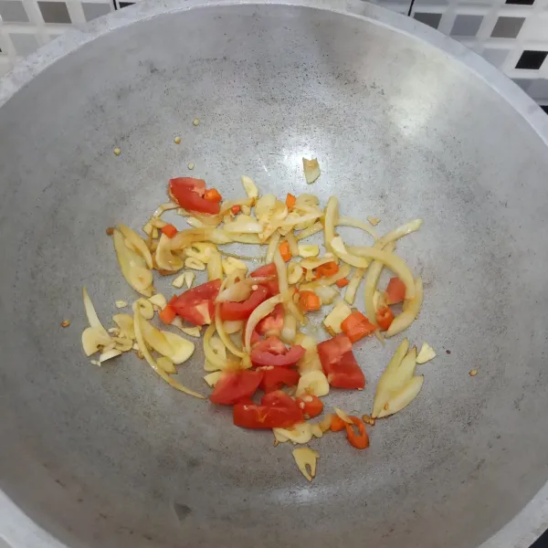 Lelehkan mentega lalu masukkan bawang bombay, disusul bawang putih, tomat dan cabe. tumis hingga layu.