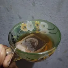 Celup celupkan teh, beri gula. 
Aduk rata.