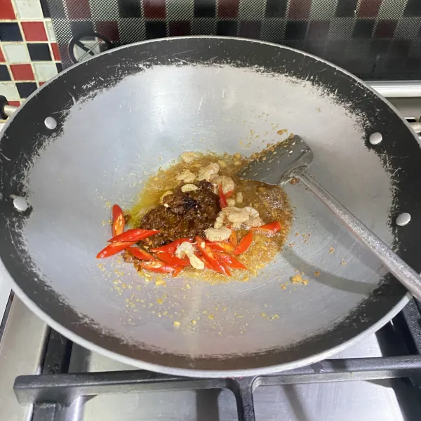 Tumis bawang putih yang sudah dihaluskan bersama sambal bawang, ebi, dan irisan cabe hingga harum