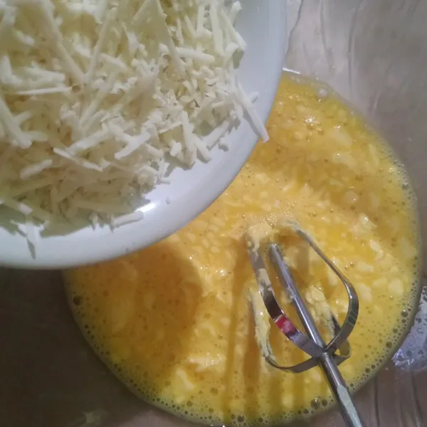Kocok telur, garam dan margarin, lalu tambahkan keju parut. 
Aduk hingga tercampur rata.