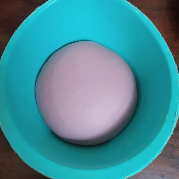 Bulatkan adonan, tutup dengan serbet bersih lalu diamkan selama 30 menit.