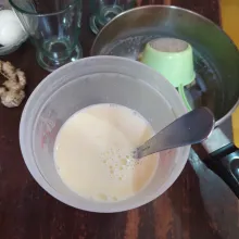 Tuang susu jahe panas sambil diaduk.