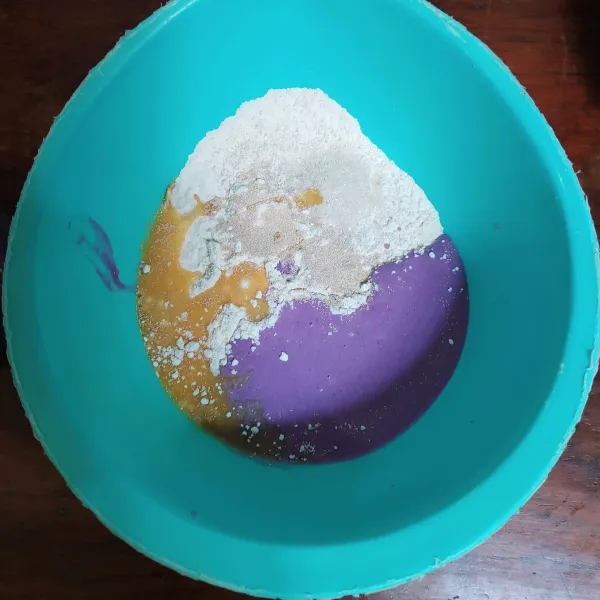 Dalam wadah masukkan tepung terigu, tepung maizena, ragi instan, gula, ubi ungu dan telur.
Aduk rata.