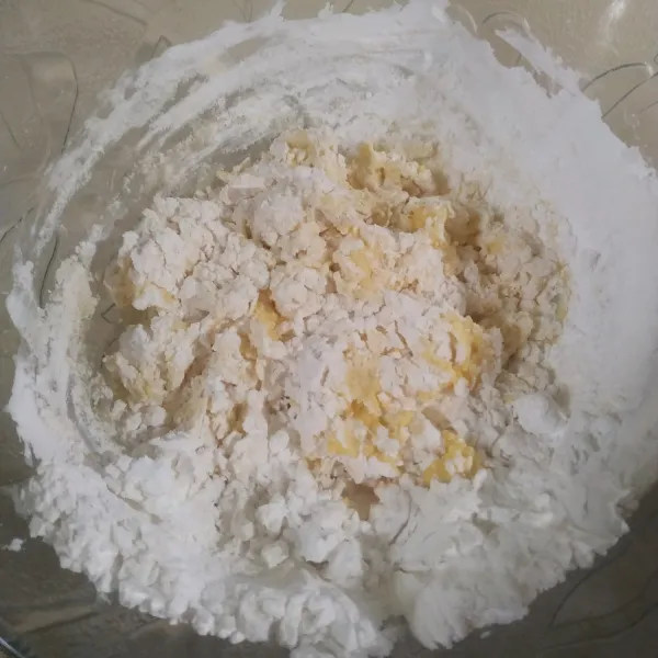 Tambahkan tepung tapioka, uleni hingga kalis.