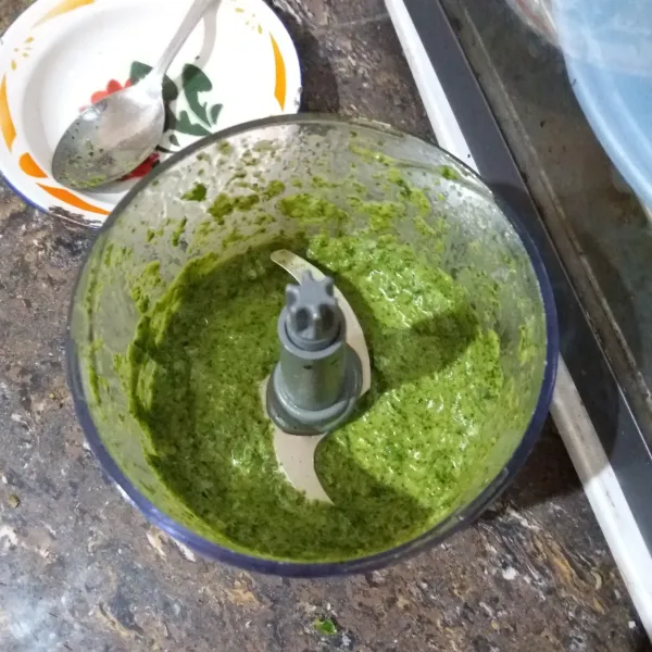 Masukkan cabai hijau, daun ketumbar, olive oil dan garam ke dalam blender, proses hingga halus.