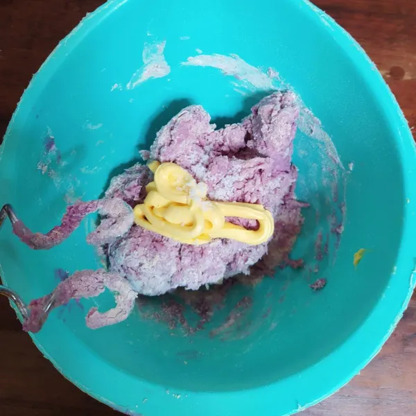 Masukkan margarin dan garam, mikser hingga kalis.