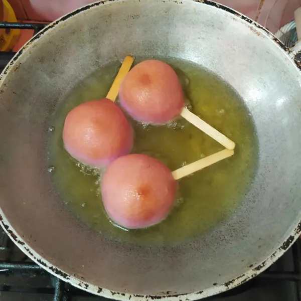 Panaskan minyak lalu goreng dengan api sedang.
Setelah kedua sisinya matang, angkat dan tiriskan.
Beri taburan gula halus saat hendak dihidangkan.