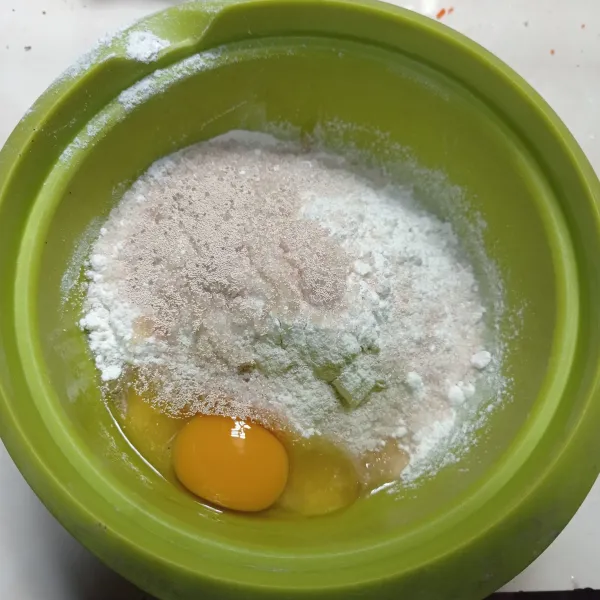 Masukkan tepung terigu, telur, gula pasir dan ragi instan ke dalam wadah.