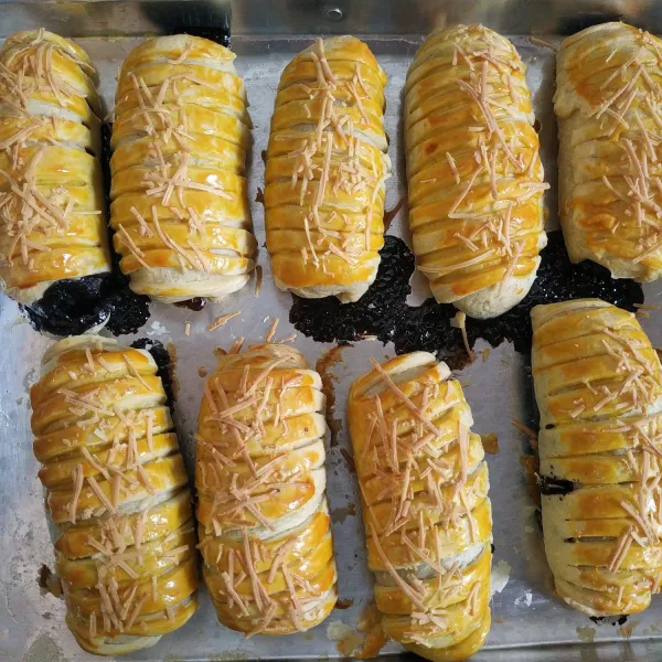 Masukkan ke dalam oven yang sebelumnya telah dipanaskan terlebih dahulu, panggang sampai matang.
Angkat dan sajikan.