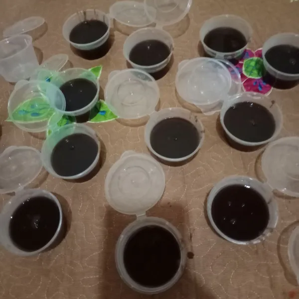 Siapkan cup atau gelas jelly ukuran kecil 100 ml, basahi dengan air agar mudah mengeluarkannya saat hendak dimakan. 
Tuang jelly ke dalam 3/4 cup setelah suhu agak turun. 
Biarkan hingga mengeras.