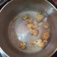 Rebus jahe geprek dengan 200 ml air sampai air menyusut setengahnya.