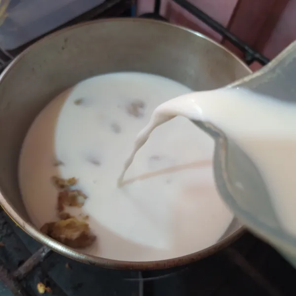 Tuang susu segar, lalu rebus lagi. 
Ketika sudah mulai mendidih segera matikan kompor.