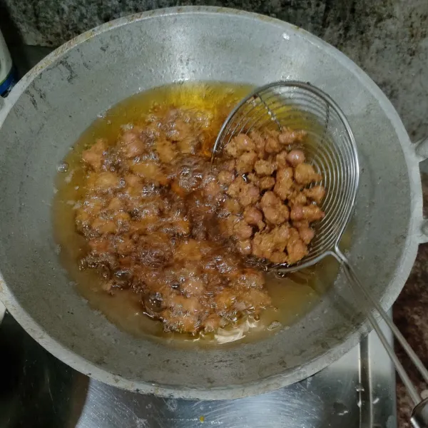 Goreng sampai kuning kecoklatan.