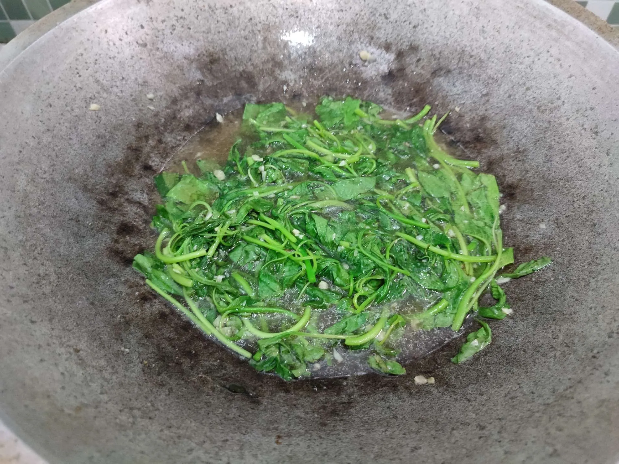 Step 5 Tumis Bayam Bawang Putih