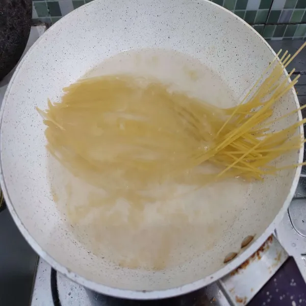 Didihkan air, beri sedikit minyak dan garam, kemudian rebus spaghetti hingga aldente.
