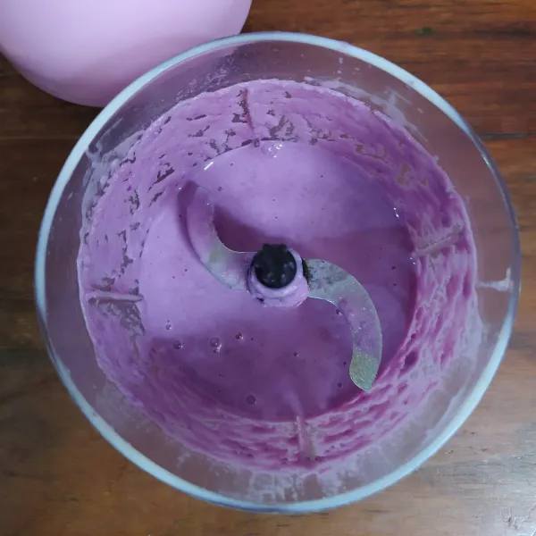 Blender ubi ungu, air dan susu bubuk.